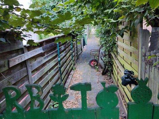 Kleiner Weg zum Garten