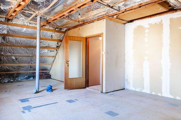 Handwerker-Projekt zur Renovierung (OKAL-Fertighaus mit PV-Anlage)