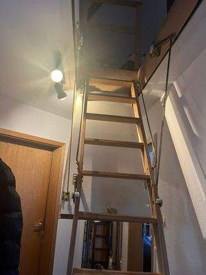 Roto-Treppen-Zugang zu einem kleinen Raum