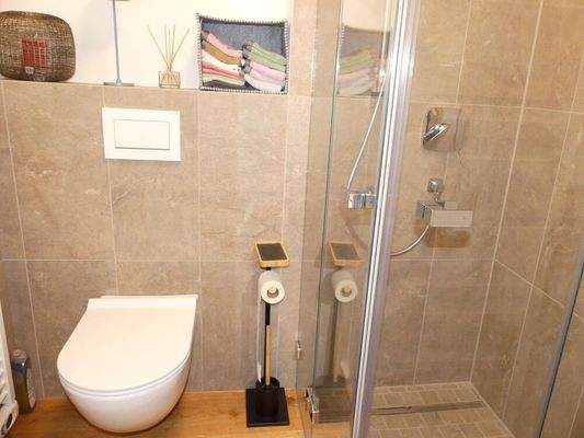 Teilmöbiliertes Badezimmer