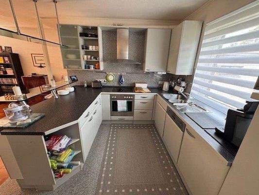 Moderne EBK mit Tresen