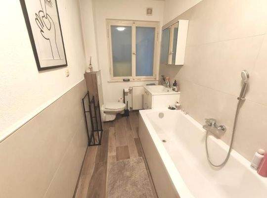 Bad mit Badewanne und Waschmaschinenanschluss Bild 2