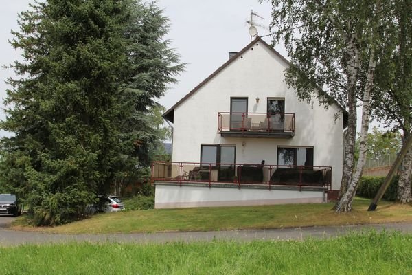 Südansicht mit Terrasse und Balkon