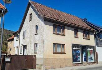 Wohnhaus mit Laden im Ortskern