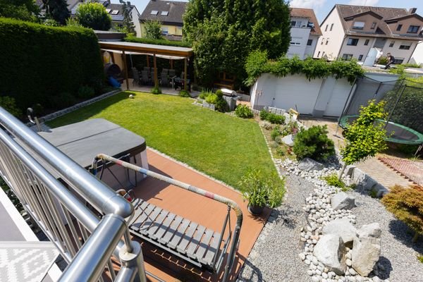 Terrasse mit Blick in den Garten