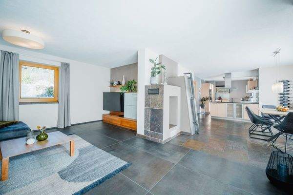  ...mit offener Küche .