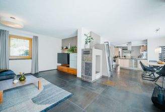  ...mit offener Küche .