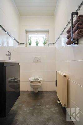 ...Gäste-WC im Eingangsbereich