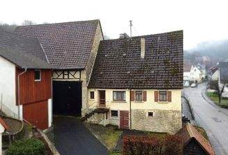 Hausansicht mit Auffahrt