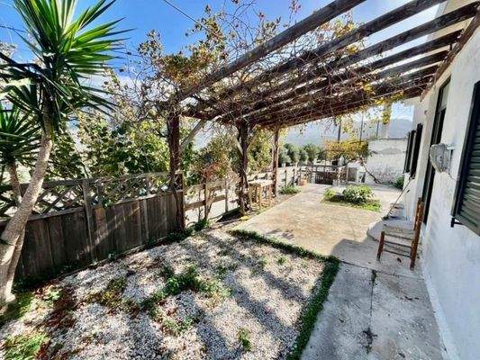 Kreta, Pachia Ammos: Teilweise renoviertes Haus mit Garten zu verkaufen