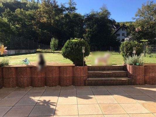 Ausblick Terrasse u Garten Souterrain