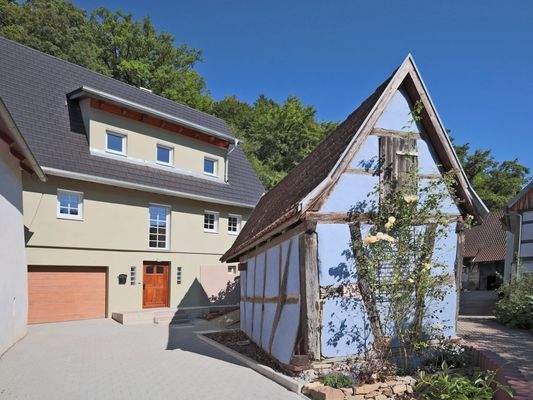 Hauseingang mit Garage, Stellplatz und charmantem Fachwerkhäuschen