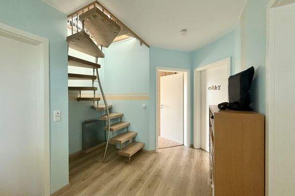 Diele im Dachgeschoss mit Zugang zum Spitzboden