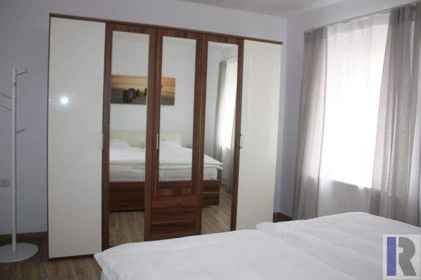 großer Spiegelschrank