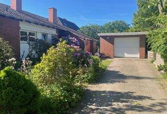 Einfahrt und Garage