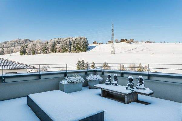 Die großzügige Terrasse lädt zu gemütlichen Stunden ein