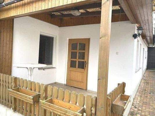 kleine Terrasse am Nebengebäude