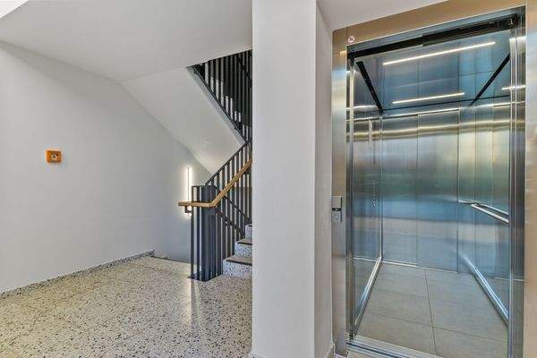 Hauseingang mit Aufzug