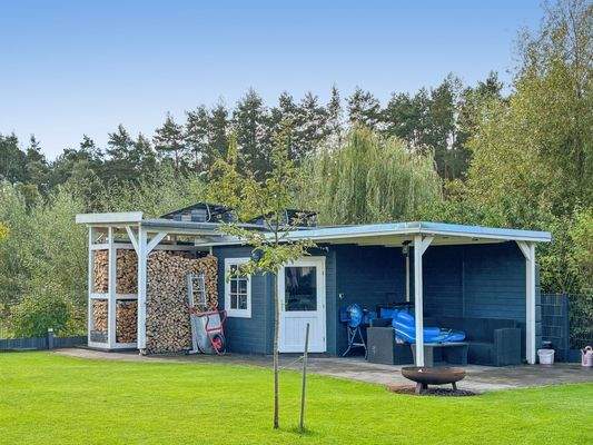 Gartenhaus mit Holzverschlag