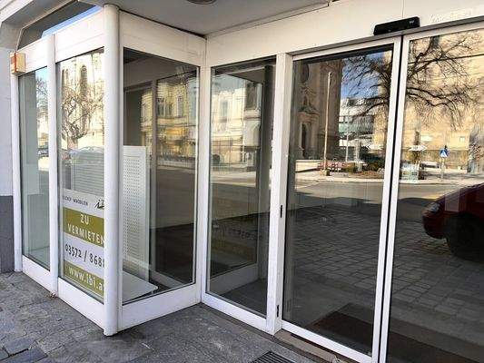 Eingangsbereich mit großen Schaufenster