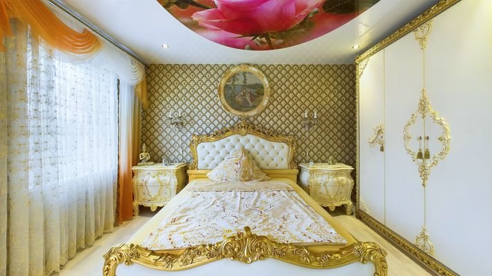 Erstes Schlafzimmer mit Balkonzugang