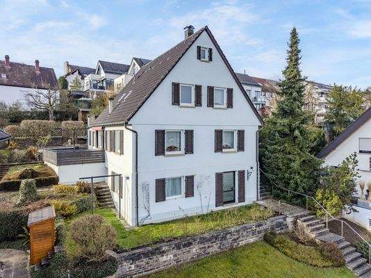 Freistehend in Hanglage