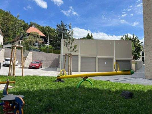 Aussenbereich mit Spielfläche.JPEG