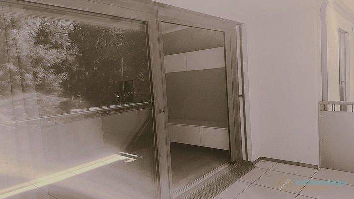 Blick auf die Balkontür, die mit hochwertigem Insektenschutz ausgestattet ist