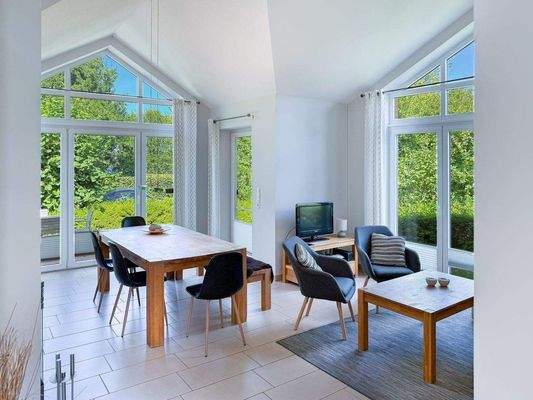 Schöner Wohn-und Essbereich mit Terrassenzugang