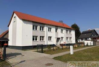 seitliche Frontansicht mit Einfahrt