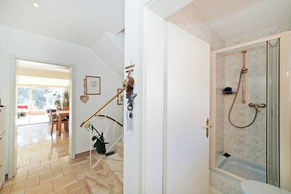 Eingangsbereich und Duschbad im EG