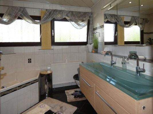 Bad mit Wanne und Dusche