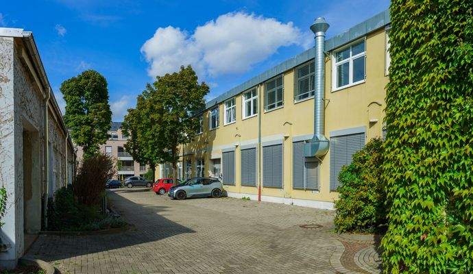 ALF_Hof_mit_Gebäude_4