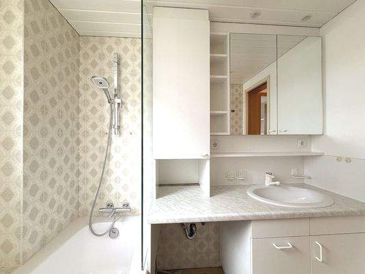 Badezimmer mit Einbauschrank