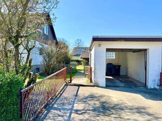 Hausansicht mit Garage