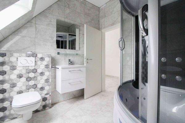 Badezimmer DG mit Wellness