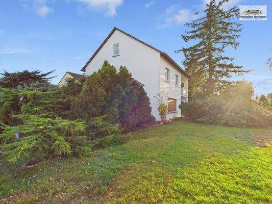 Hausansicht seitlich mit Gartenfläche_11