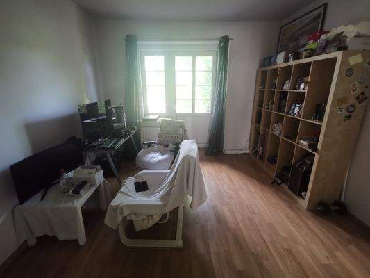 Wohnzimmer mit Balkon