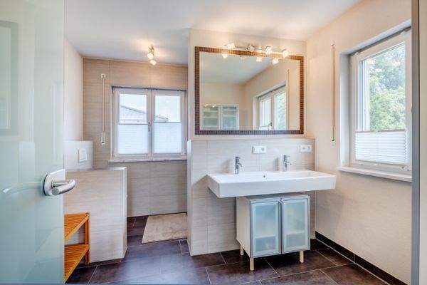 großes Masterbad mit zwei Fenstern nach Osten und Norden