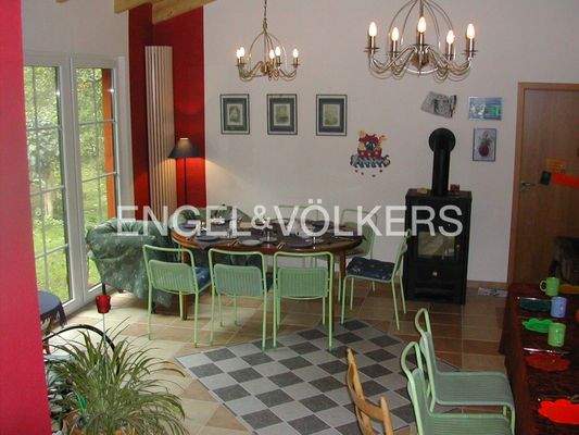 Wohnzimmer mit Kamin im Anbau