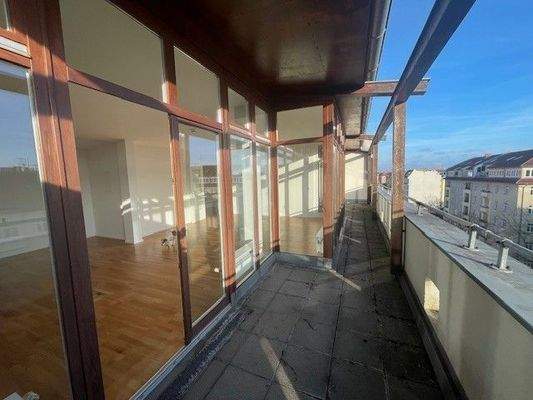 Balkon mit Glasfassade