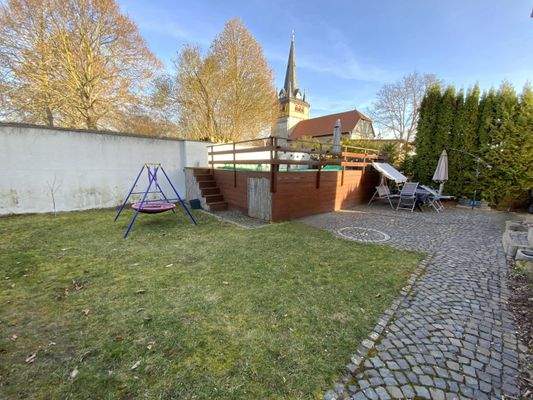 Schöner Garten mit Kirchensicht