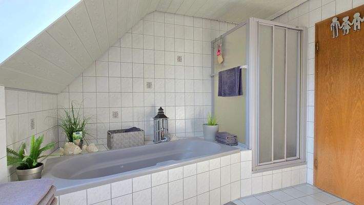 Tageslichtbad mit Badewanne und Dusche