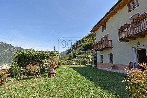 Exklusive Villa mit Panoramablick und großem Grundstück – Ala