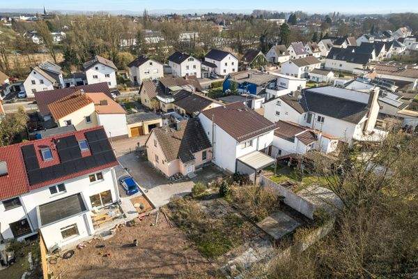Außenansicht Gebäude mit Garten