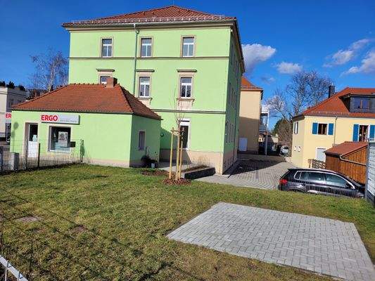 Die Stellplätze in der hinteren Außenanlage