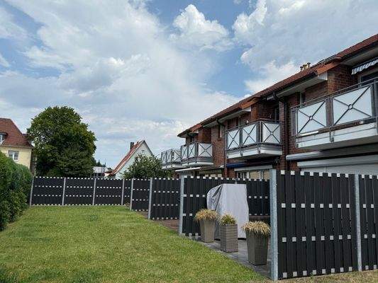 Hausansicht und Garten