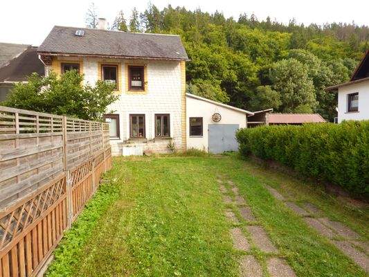 Straßenansicht mit Zufahrt