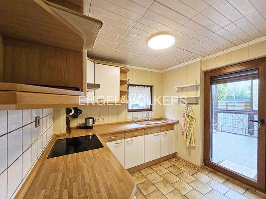 Küche EG mit Zugang zur Terrasse und Garten