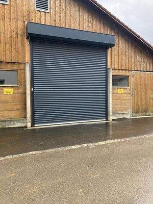 neu eingebautes Rolltor